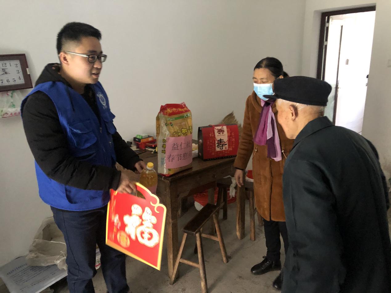 安巢经开区岠嶂社区节前走访慰问五保户高龄老人