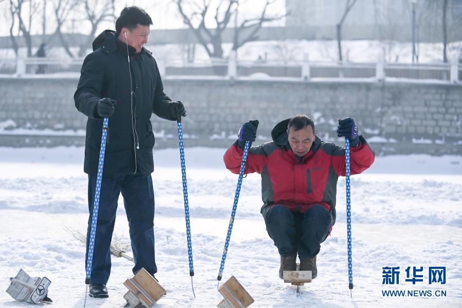 2月7日，市民在长春市伊通河畔的冰场上滑单刀冰车。