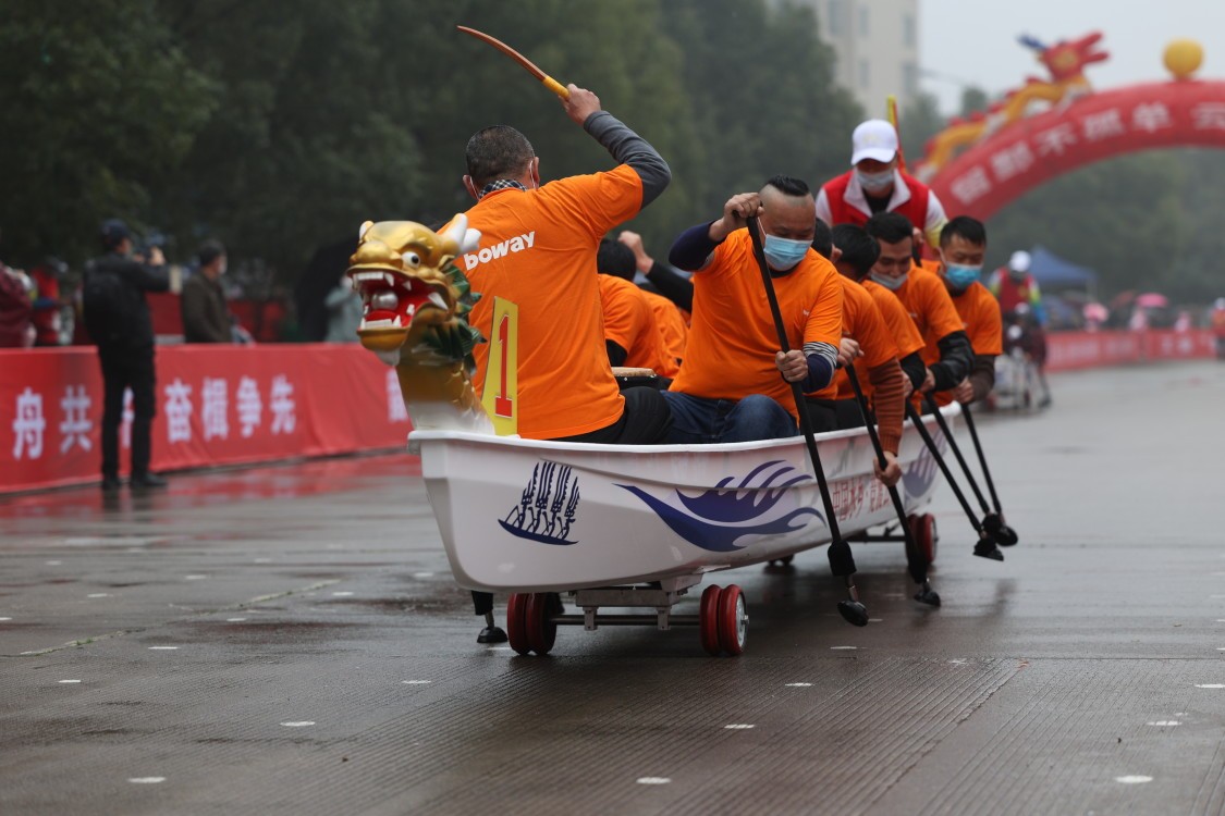 留甬不孤单鄞州云龙为外来务工人员办陆地龙舟赛