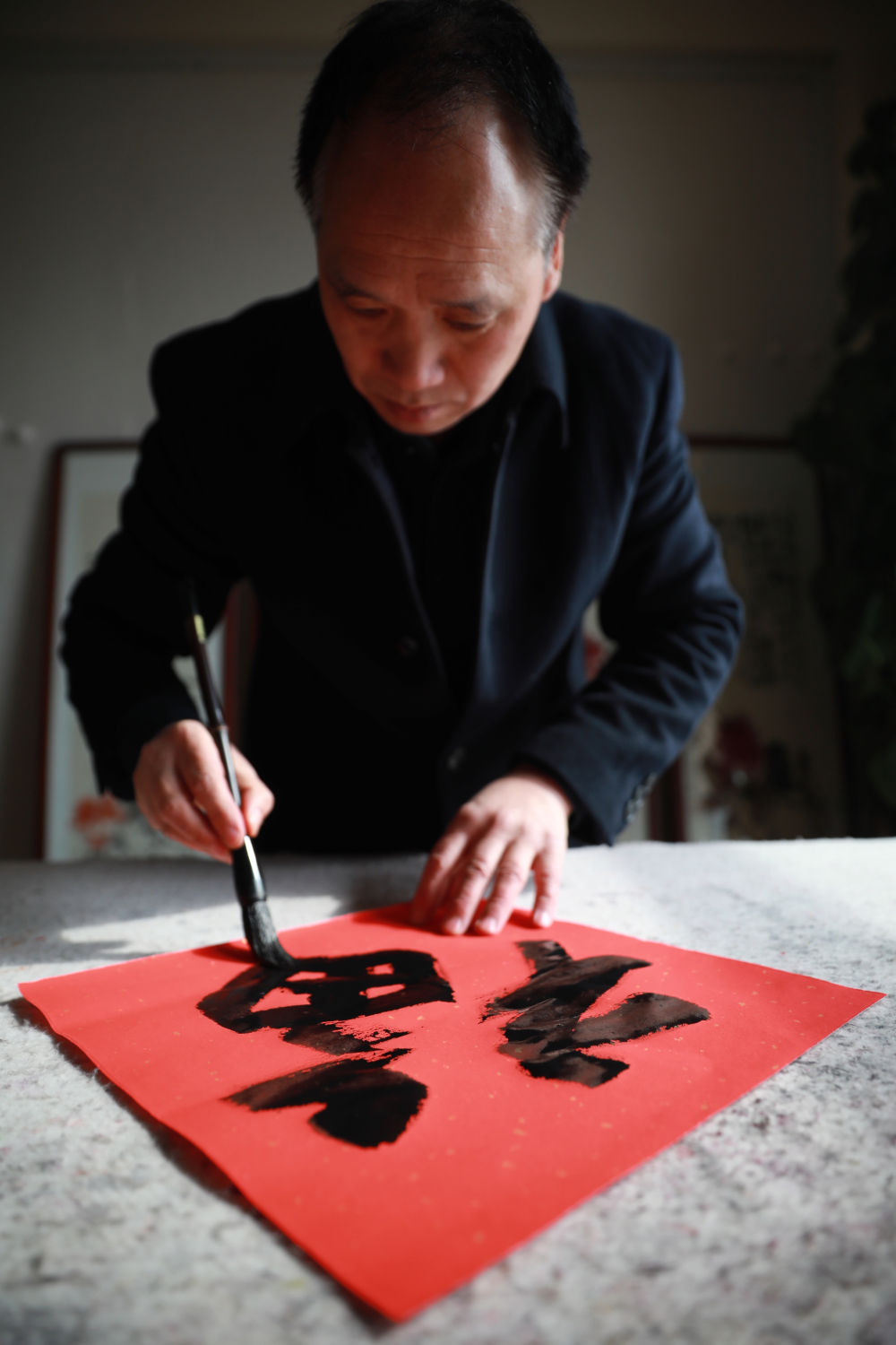 2月6日，静宁县书法家协会主席王友璧为群众写福字。新华社记者 杜哲宇 摄