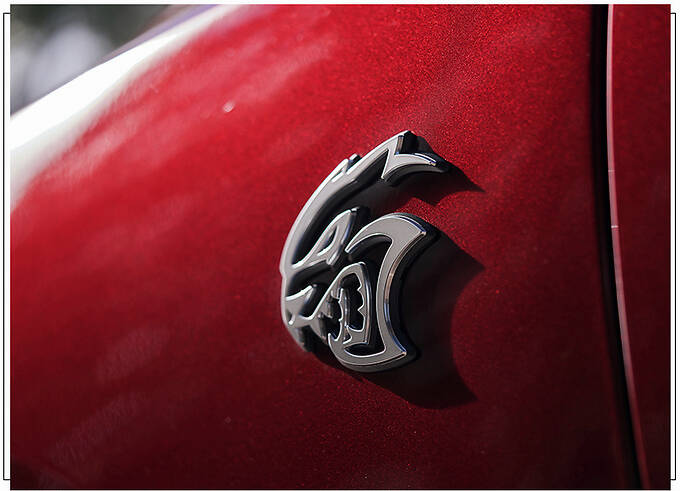 辐式运动轮圈,还配备了brembo的高性能红色刹车卡钳(前6活塞后2活塞)