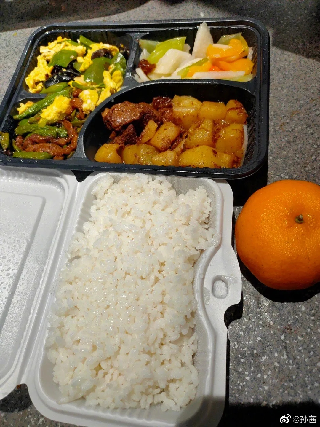 明星年夜饭来了:贾乃亮吃豪华饺子宴,孙茜晒春晚盒饭,太接地气