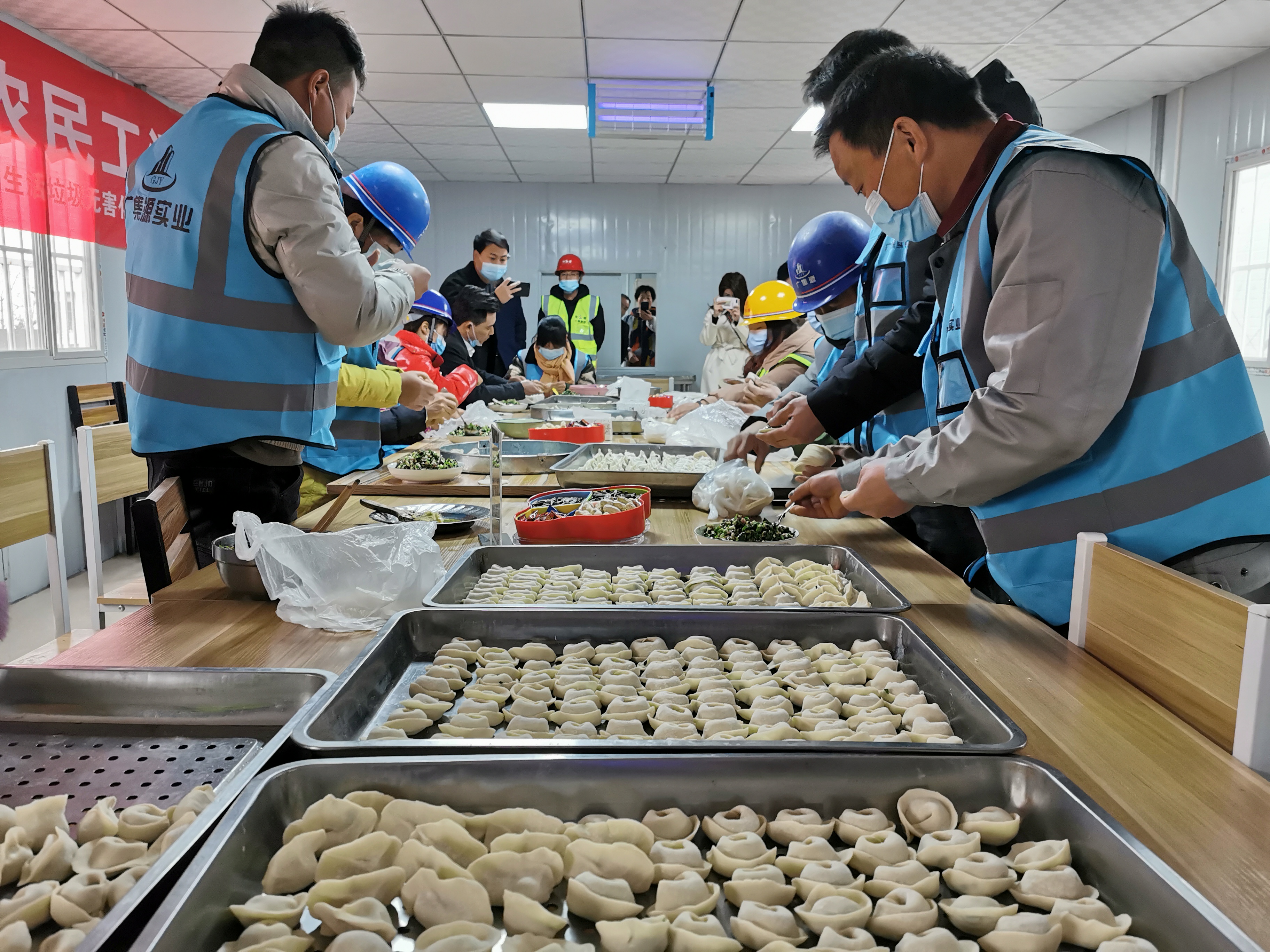 陕建七建集团与留岗农民工共度除夕