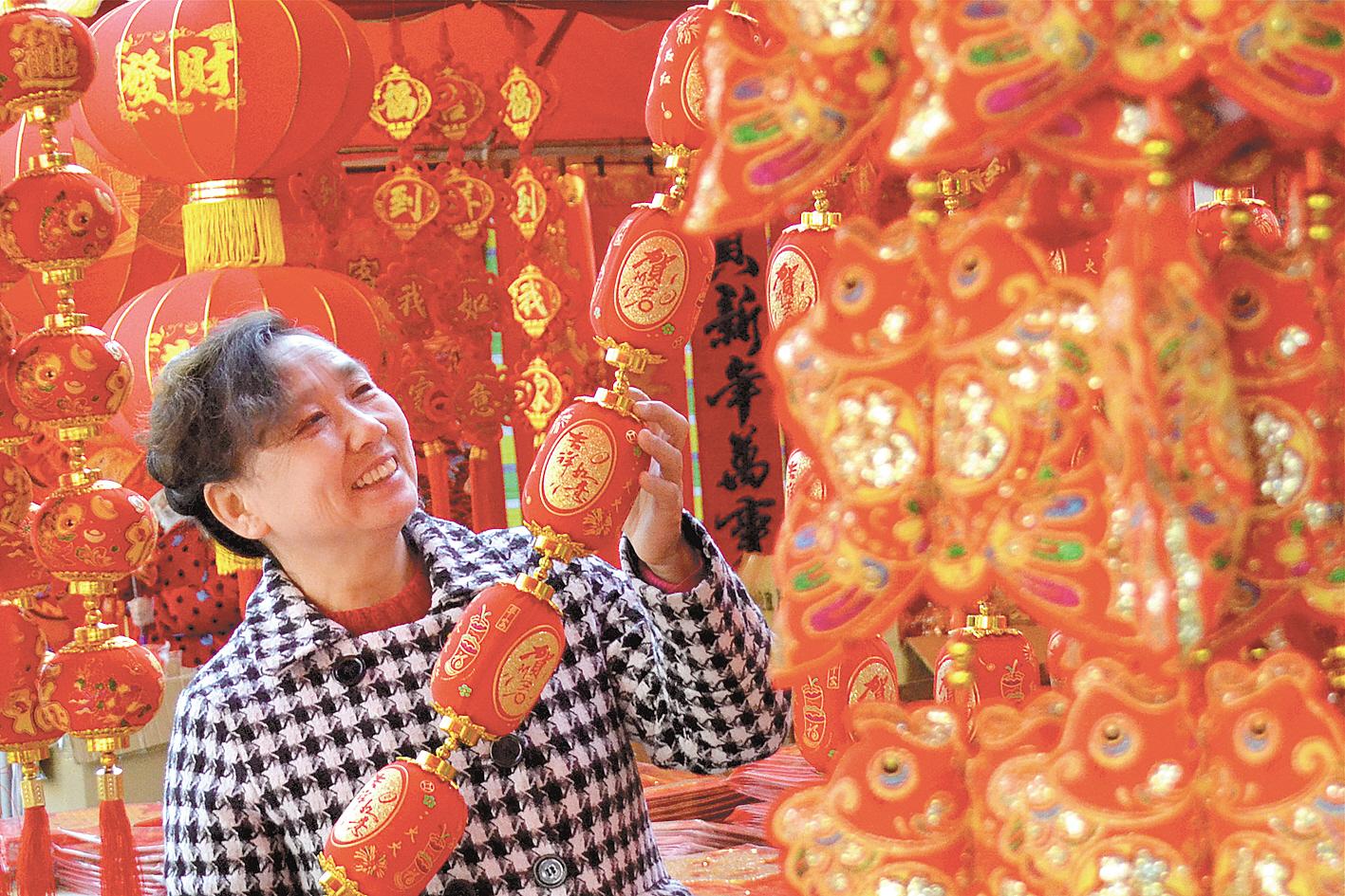 2月1日,市民在十堰市郧阳区年货集市选购新春饰品,红红火火迎新年.