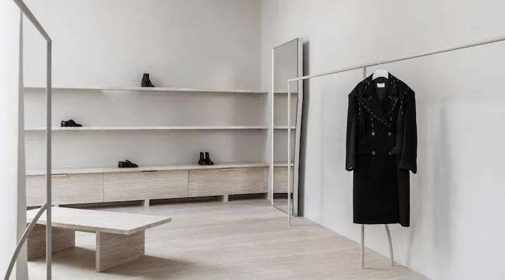 时装品牌 Maison Margiela的“留白”店铺陈列