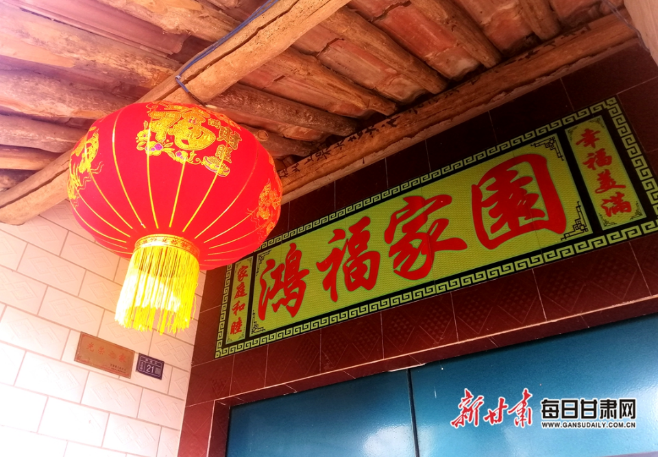 挂在大门口的红灯笼 金奉乾摄