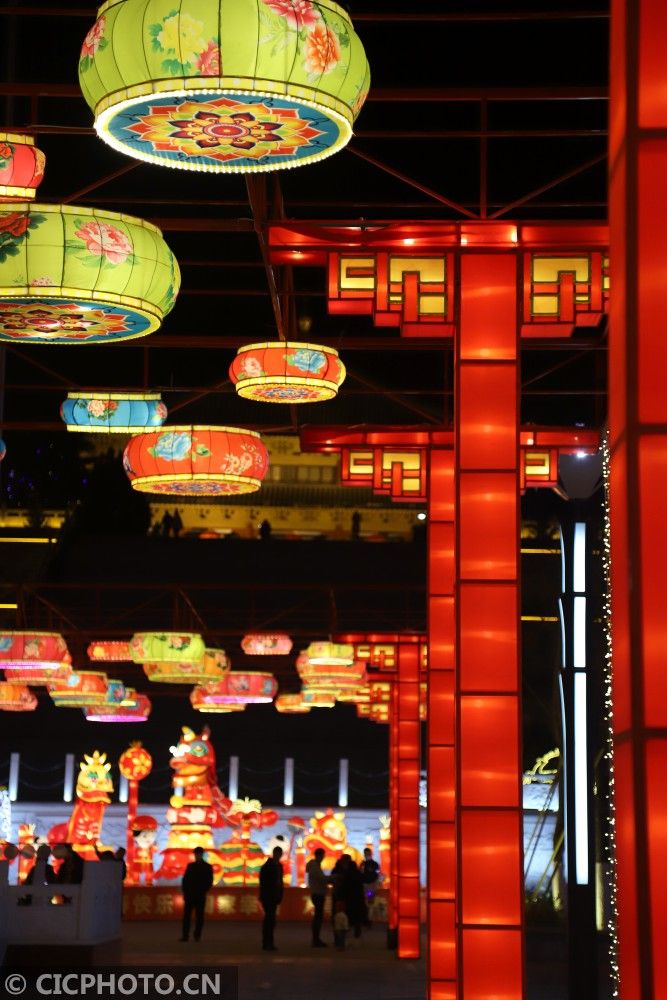 ↑2021年2月3日在甘肃省平凉市崆峒区宝塔广场拍摄的迎春彩灯 CICPHOTO/吴希会 摄