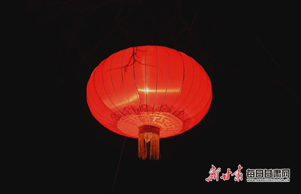 红灯照出幸福年 金奉乾摄