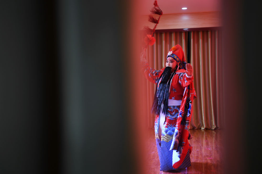 2月6日，静宁县戏剧家协会会员郭军霞在网络文艺演出直播中表演秦腔。新华社记者 陈斌 摄