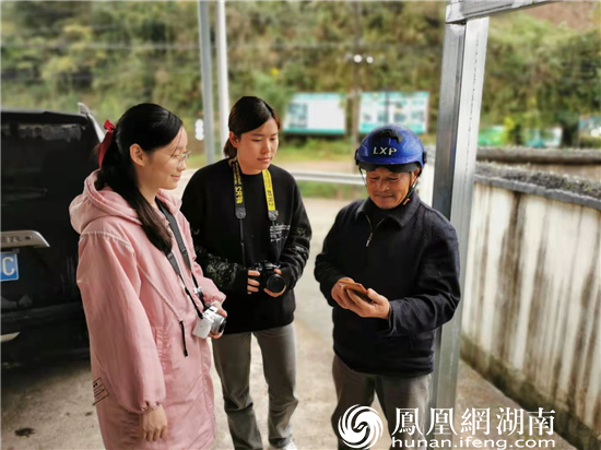 采访七家坪生态养鸡专业户