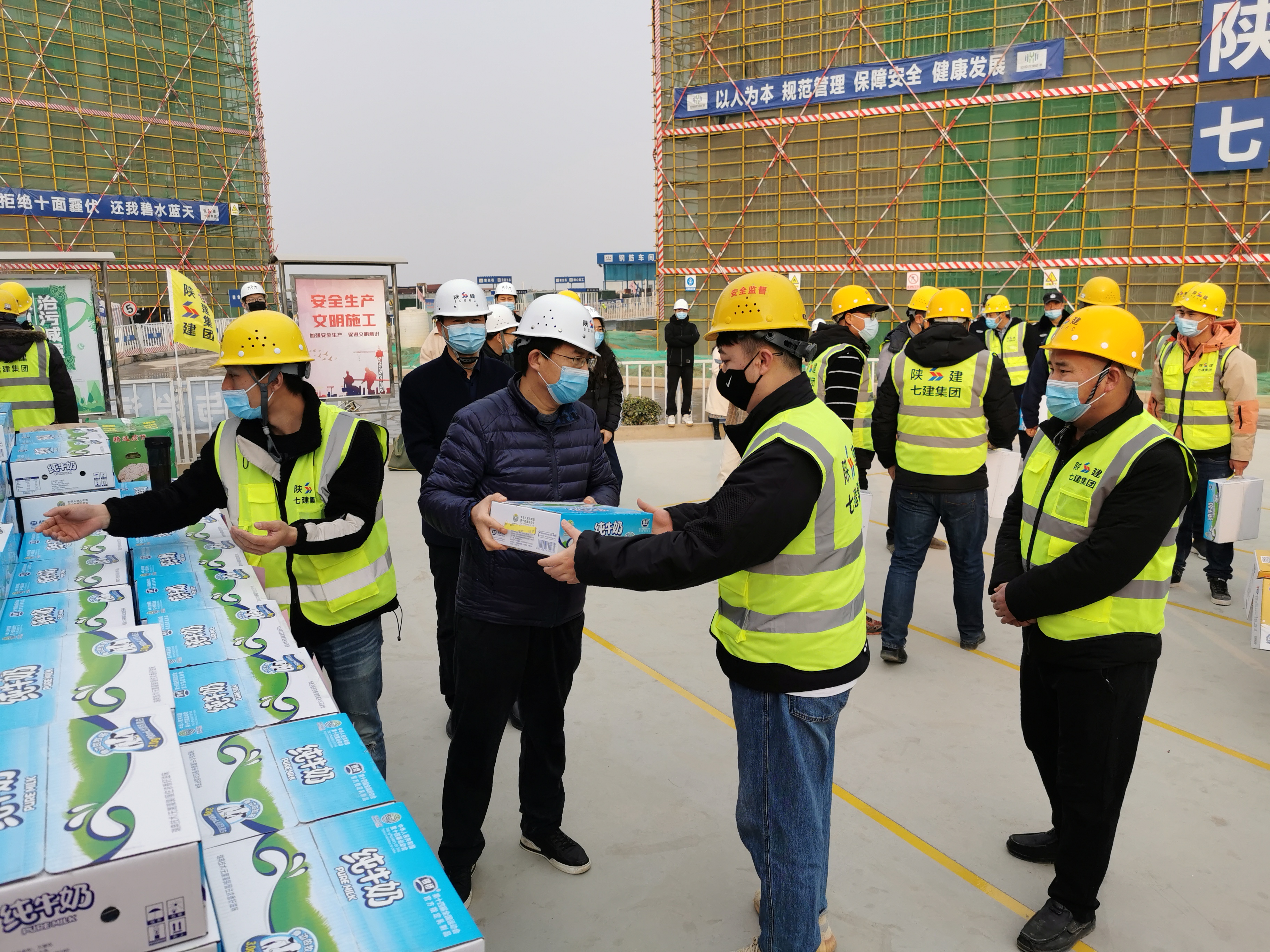 陕建七建集团与留岗农民工共度除夕