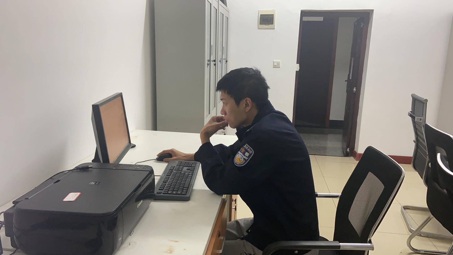 每天敲键盘十万次这个警察在忙啥记呼兰公安分局网安大队民警孙煜