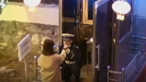 甜出屏幕！除夕夜女朋友给站岗消防员喂饺子