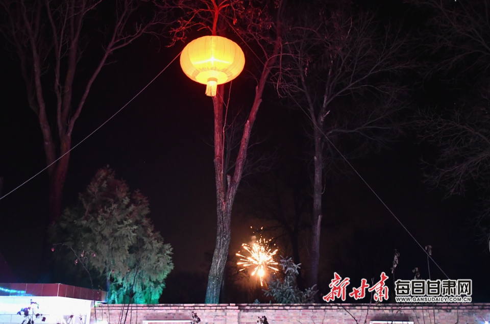 除夕夜，烟花与红灯笼“火热”相遇。金奉乾摄