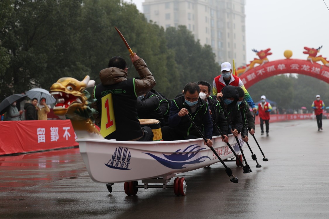 留甬不孤单鄞州云龙为外来务工人员办陆地龙舟赛