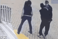 现场：香港女子企图从后面夺枪 警察大惊转身将其按住