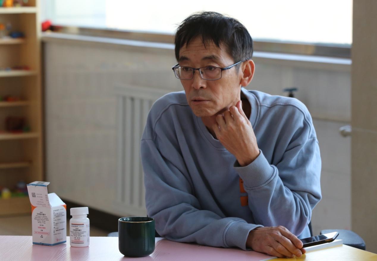 临汾红丝带学校郭小平校长给孩子们展示新药