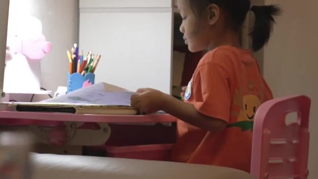 女孩受新冠影响不能返回香港，无奈只能暂时留在佛山念书