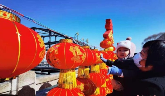 资料图：装扮一新的中山桥为即将到来的新春佳节增添节日气氛。 史静静 摄