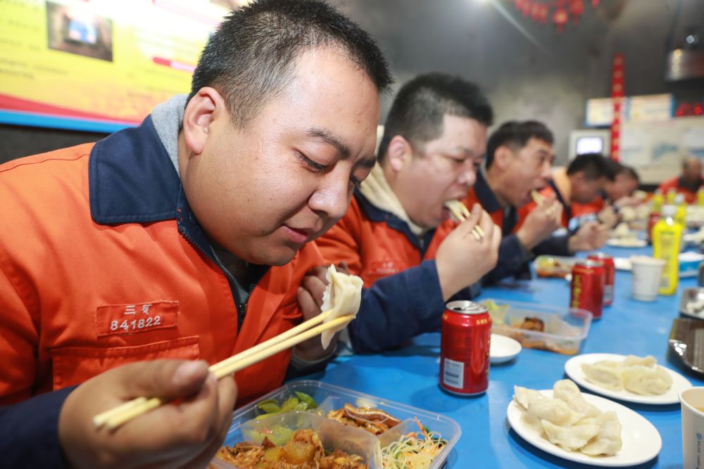 2月11日,在金川集團三礦區採礦二工區井下食堂,工人們一起吃年夜飯.