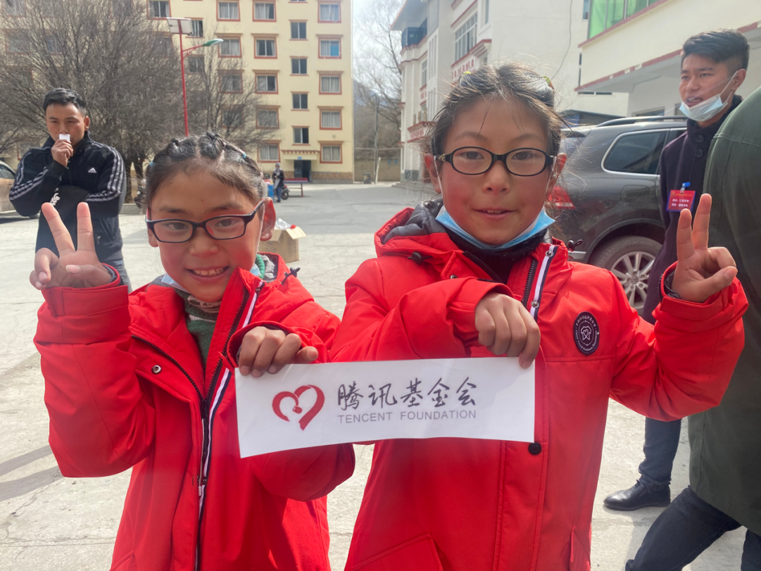 (2月7日，穿上“春暖行动”捐赠的新羽绒服，四川省阿坝州马尔康市草登乡的孩子们露出了甜美的笑容。)