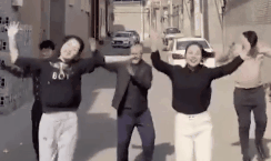 帅呆！年轻美女领舞 78岁爷爷凭实力抢C位