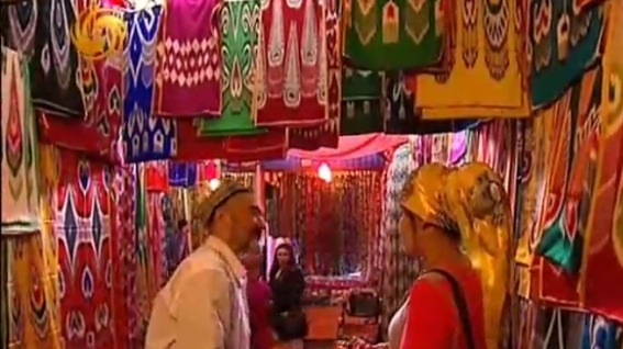 喀什的丝绸市场：周日时最热闹，丝绸店里只卖一种布料