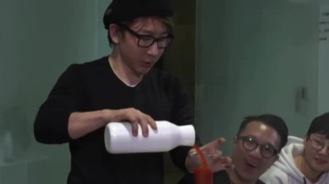 刘谦用透明壶倒出多种饮料，各位看出破绽了吗？