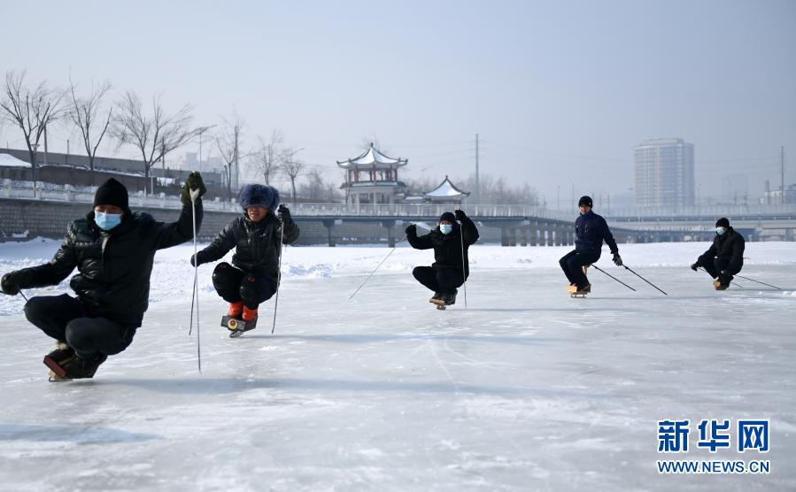 2月7日，市民在长春市伊通河畔的冰场上滑单刀冰车。