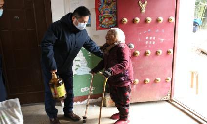 新华保险渭南中心支公司开展精准扶贫暖冬行公益活动