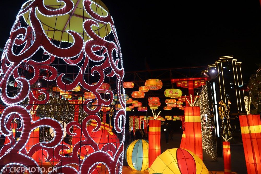 ↑2021年2月3日在甘肃省平凉市崆峒区宝塔广场拍摄的迎春彩灯 CICPHOTO/吴希会 摄