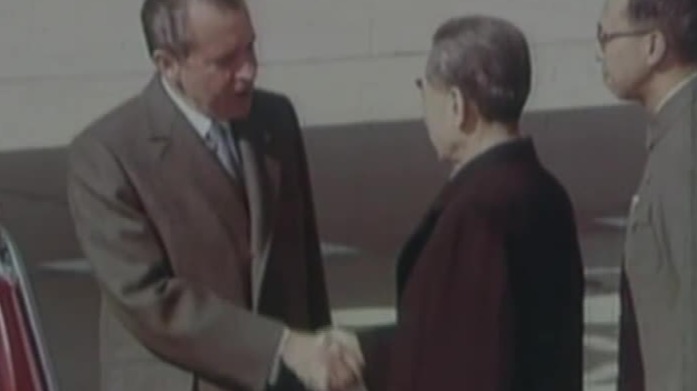 1972年尼克松访华时，在机场为什么要急于同周恩来握手？