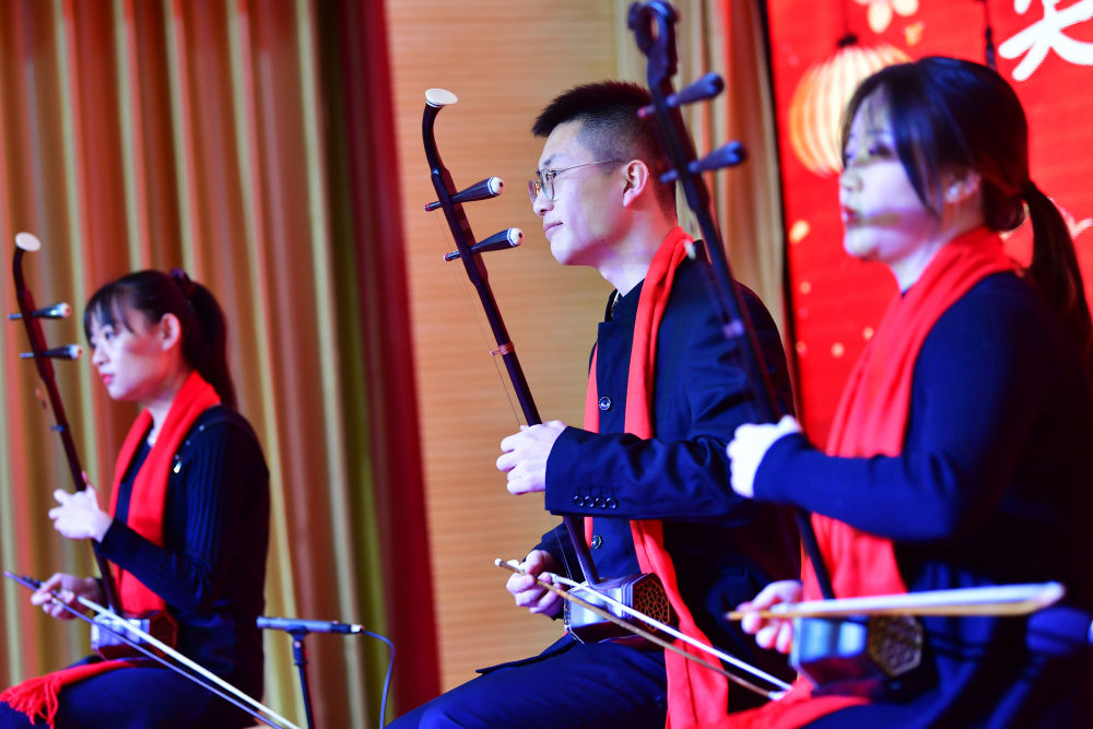 2月6日，静宁县音乐家协会会员刘宸玮（中）在网络文艺演出直播中演奏二胡。新华社记者 陈斌 摄