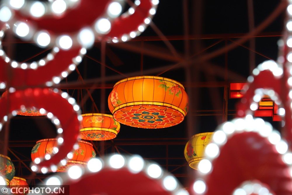 ↑2021年2月3日在甘肃省平凉市崆峒区宝塔广场拍摄的迎春彩灯 CICPHOTO/吴希会 摄