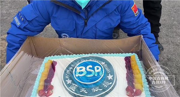 300公里外的“蓝精灵”为队友送来生日蛋糕.jpg