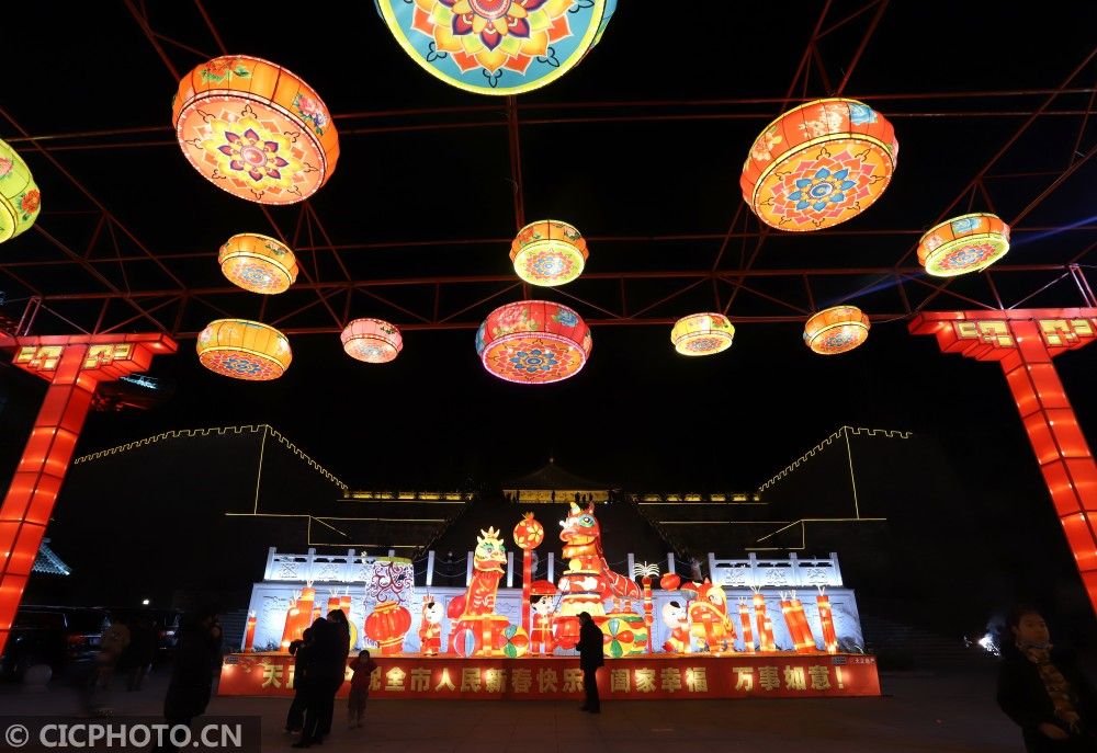 ↑2021年2月3日在甘肃省平凉市崆峒区宝塔广场拍摄的迎春彩灯 CICPHOTO/吴希会 摄