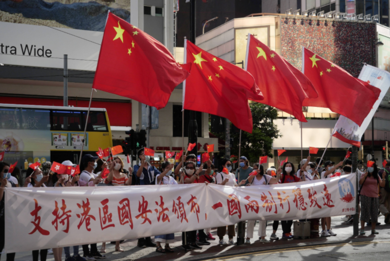 2020年6月30日，香港市民在铜锣湾街头支持实施香港国安法。 新华社 图