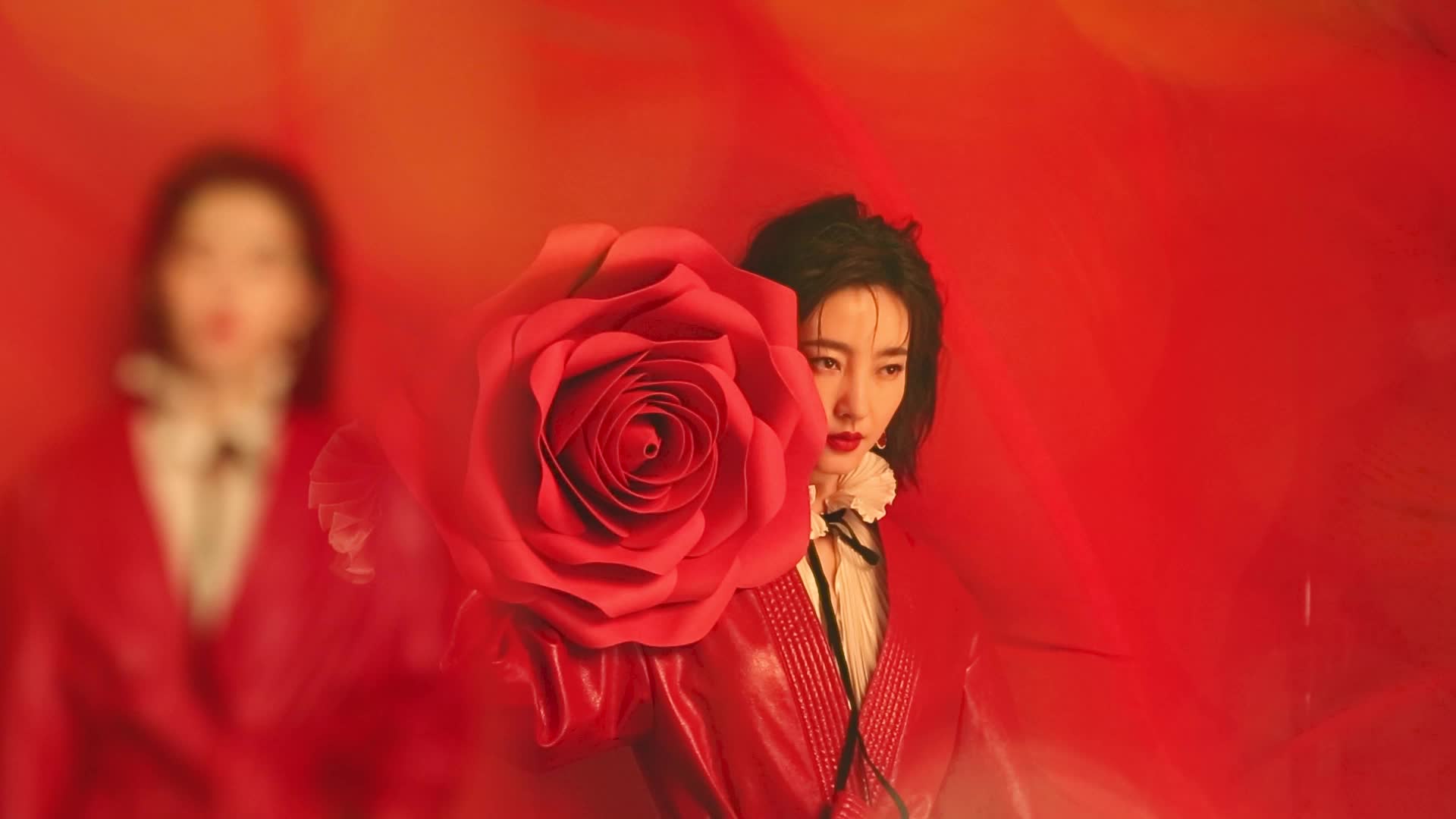 独家花絮| 王丽坤肆意绽放 火红而热烈