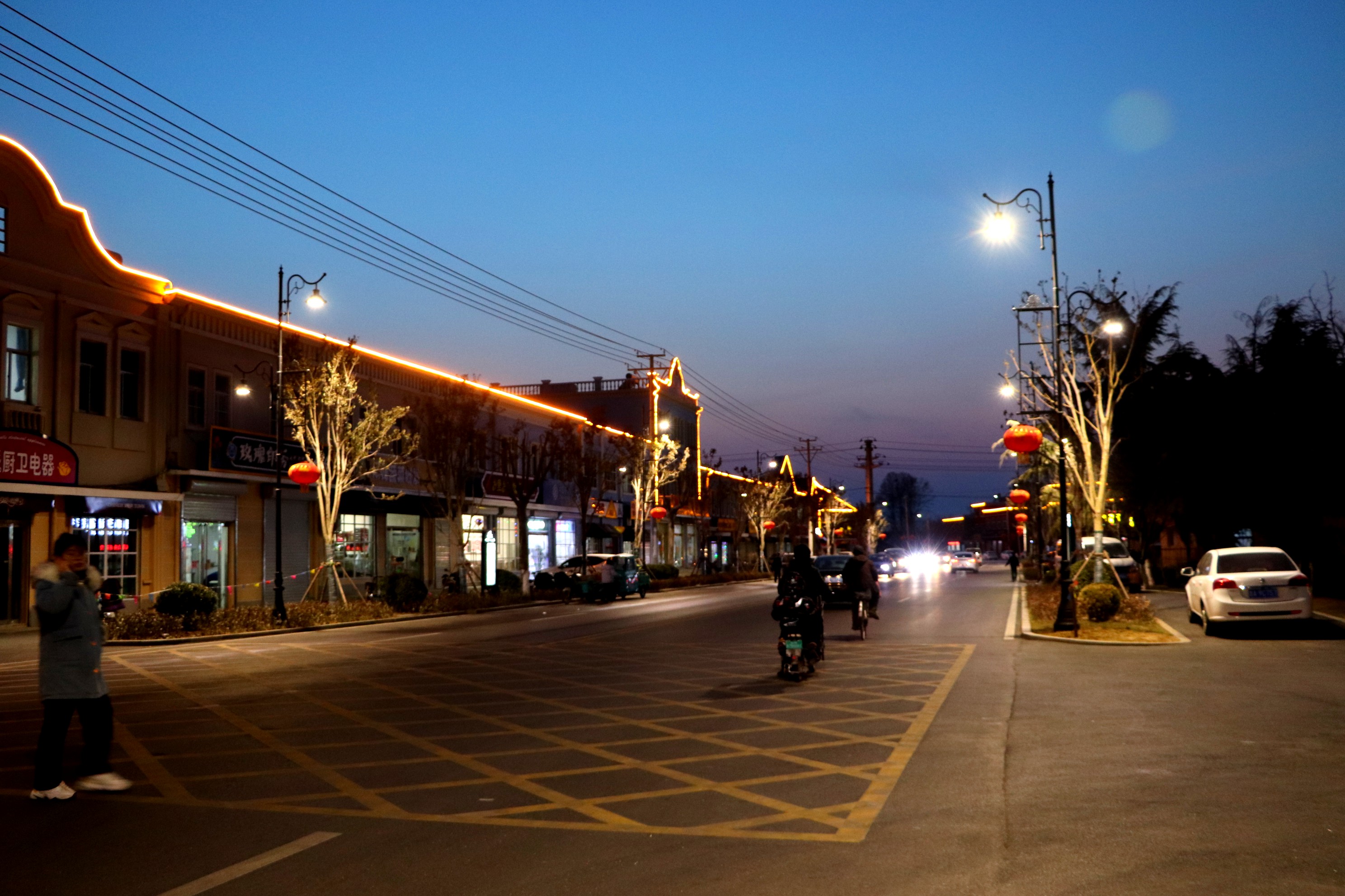 玫瑰镇：玲珑玫瑰小镇夜景美爆了！年味儿浓浓