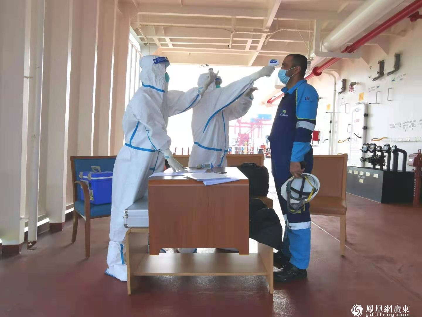 湛江海关所属东海岛关员对船员开展体温监测