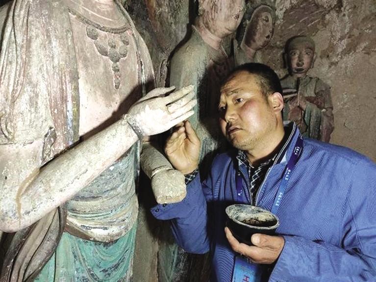 牟常有正在修复塑像