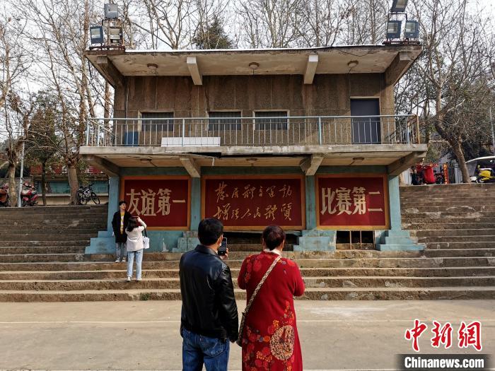 游客在拍照　胡传林　摄