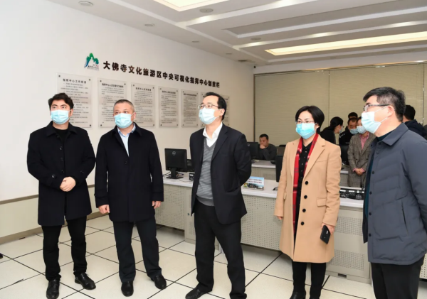 新昌县委书记李宁(中)在新昌大佛寺景区