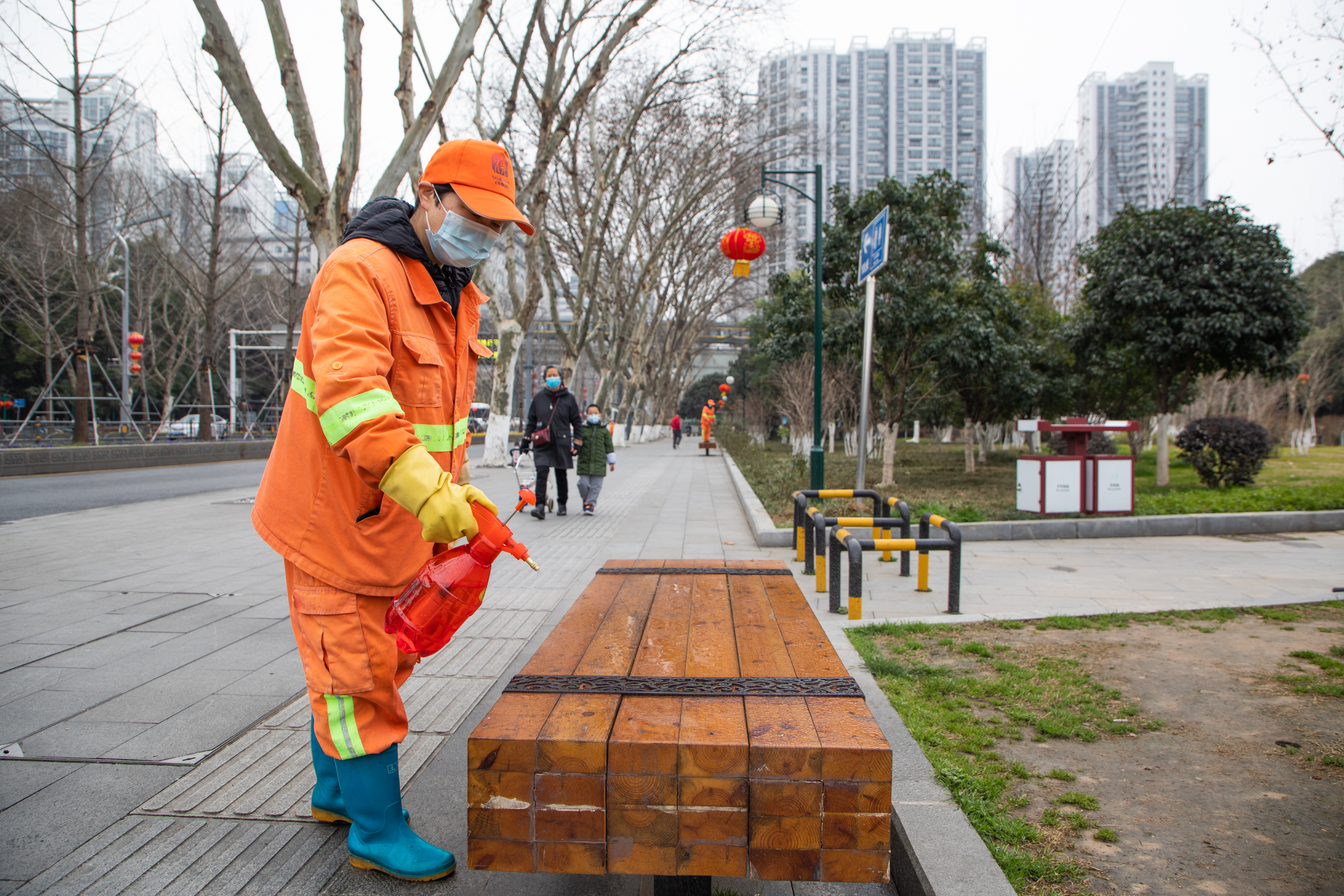 牛年春节武汉这群人坚守岗位来看看他们都做了啥