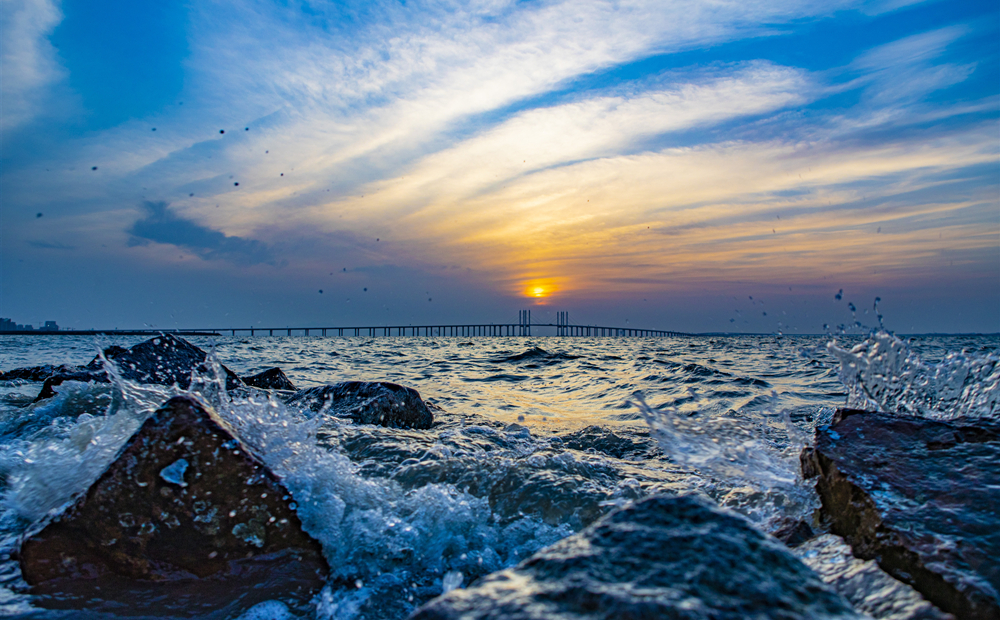 青岛胶州湾夕阳晚霞海上日落