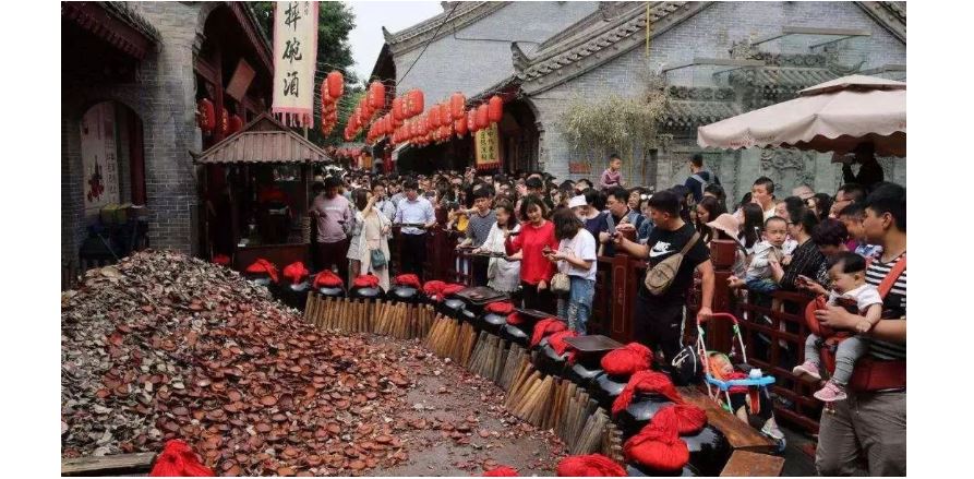 火爆抖音的西安永兴坊的摔碗酒，塑造了西安“豪爽”的城市形象。