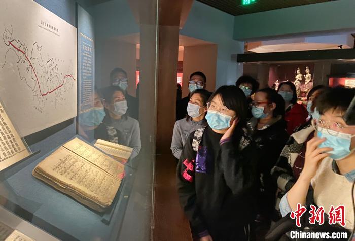 市民在春节期间参观甘肃省博物馆。 高展 摄