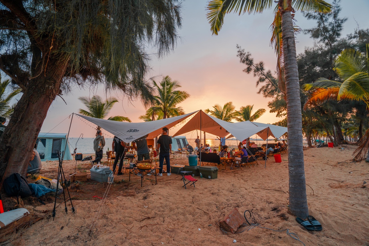 图:营客在天涯海角海边沙滩体验露营生活