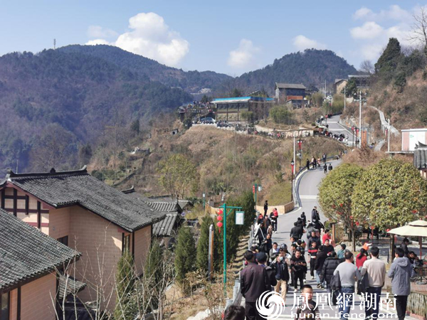竹山苗寨内游人如织。