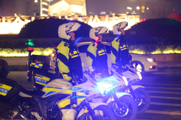 2月15日晚，六大队交警在金明广场进行执勤。